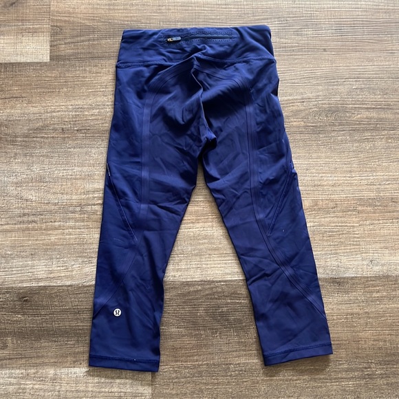 Lululemon 17” Crops | Size 4 - Picture 2 of 5